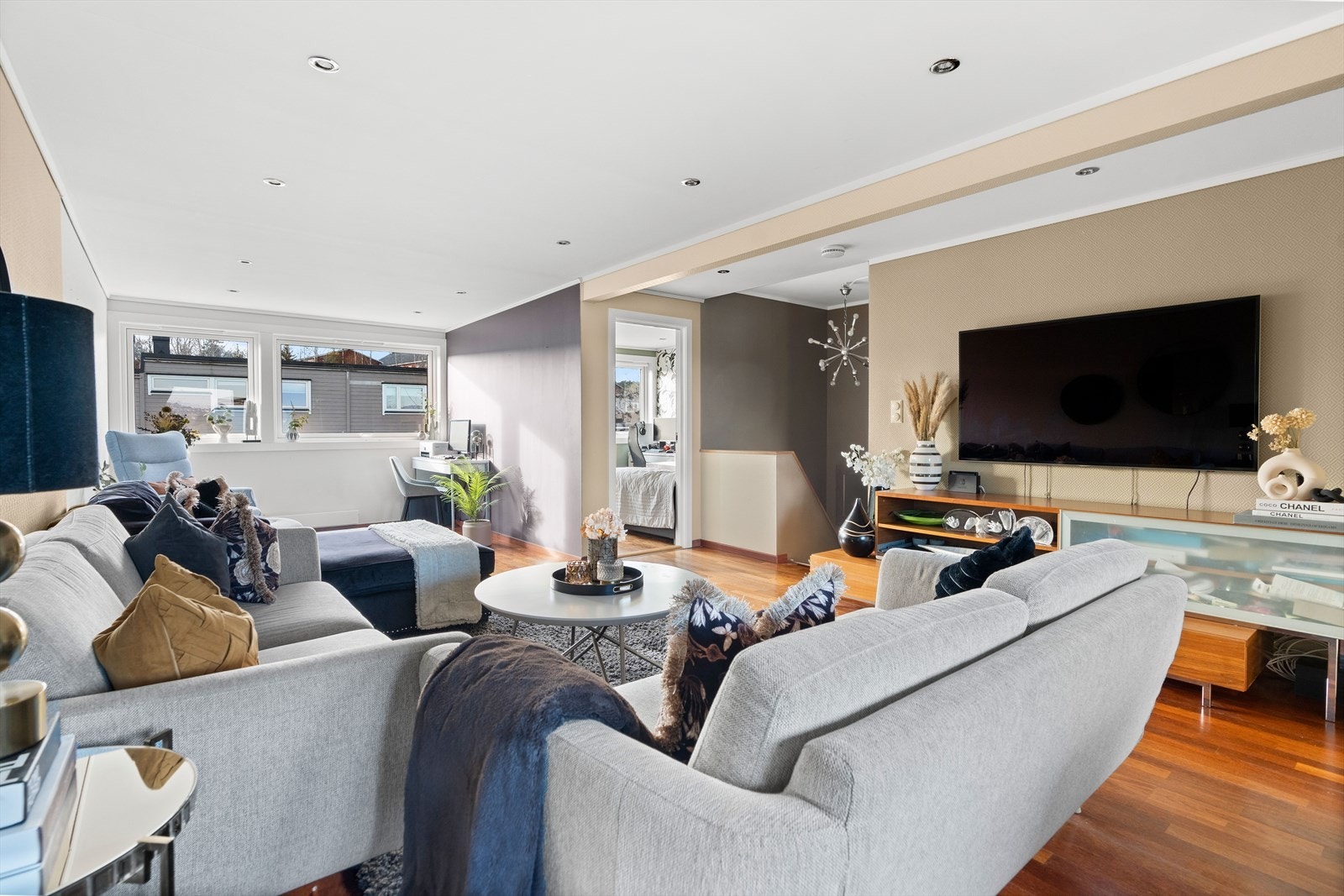 Den åpne og luftige stuen er et ideelt sted å samle både familie og venner. Galleribilde