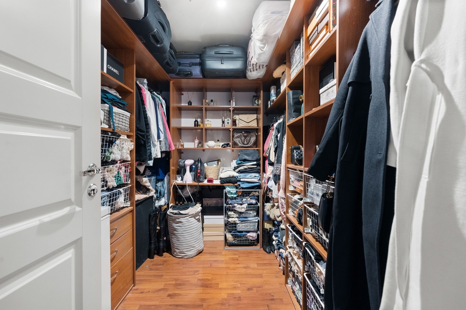 Praktisk, innvendig bod for ekstra oppbevaring! Galleribilde