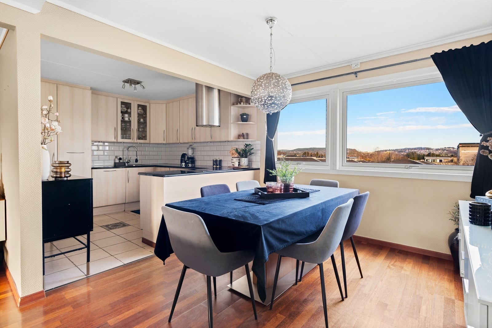 Her er det god plass til et stort spisebord hvor både hverdagsmiddager og større sammenkomster kan nytes. Galleribilde