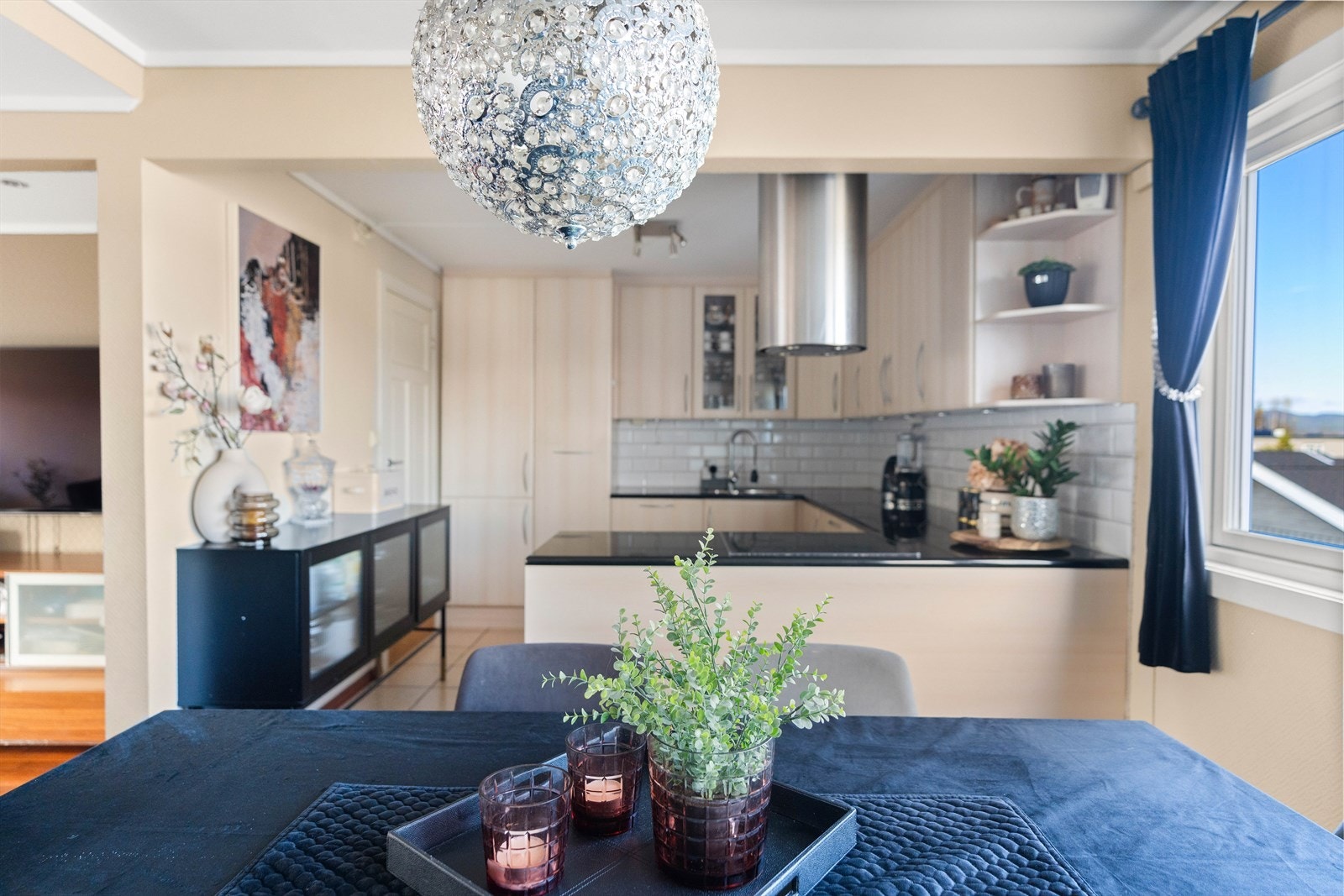 Kjøkkenet er i delvis åpen løsning, men føles likevel adskilt fra stuen. Galleribilde