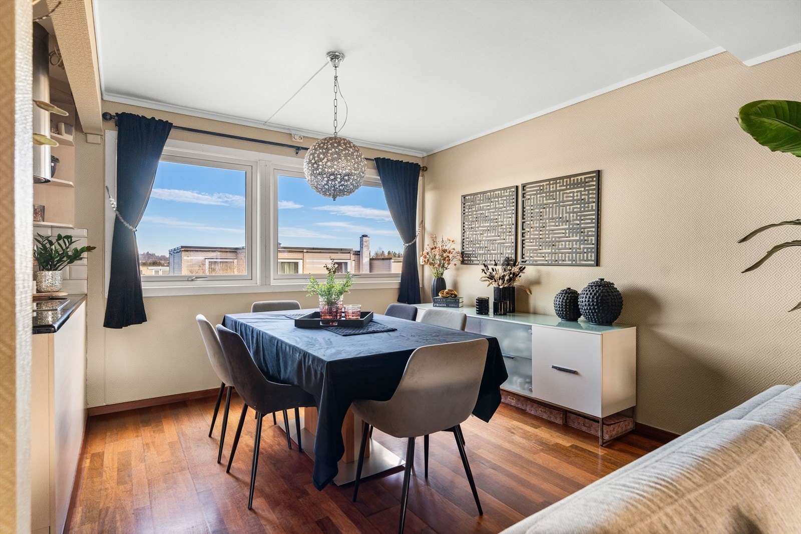 Spisestuen er innbydende og lys, strategisk plassert ved to store vinduene som gir spisestuen en åpen og luftig følelse. Galleribilde