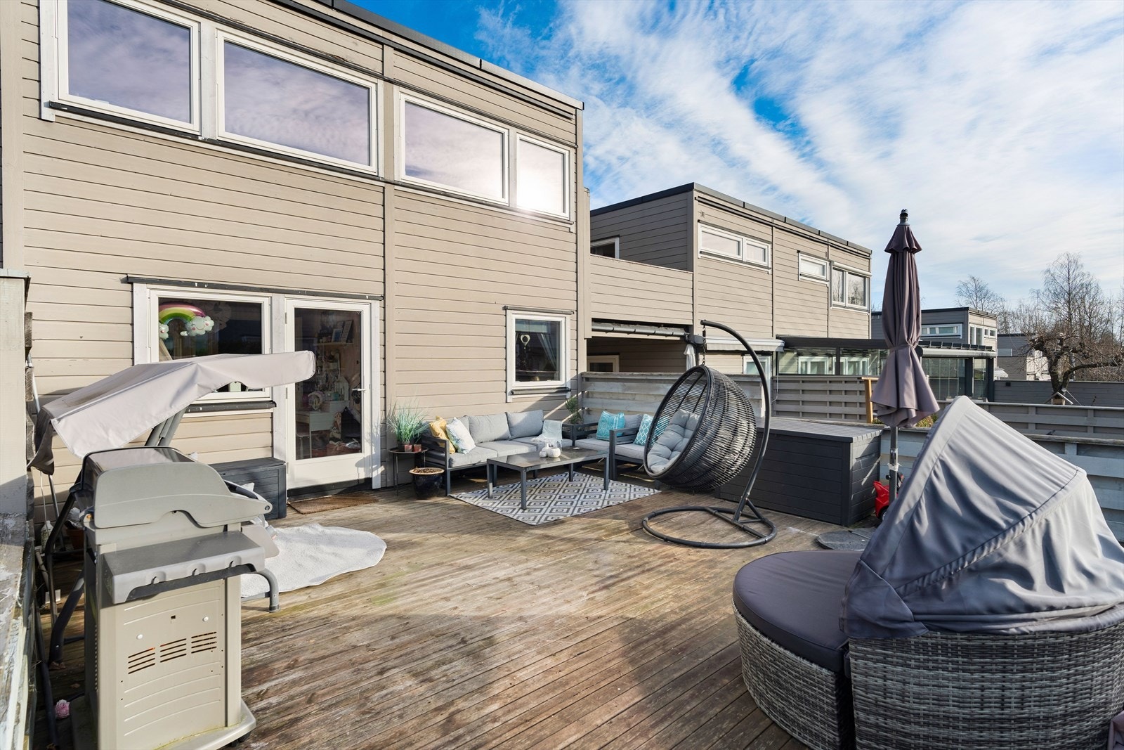 Fra boligen er det utgang til en hyggelig terrasse! Galleribilde