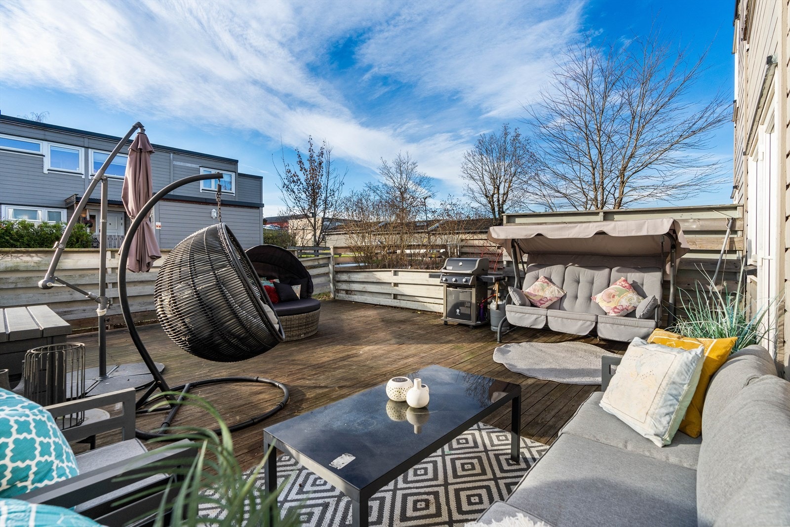 Det er god plass til flere sittegrupper på terrassen, i tillegg til grill og beplantning. Her kan man nyte sene sommerkvelder! Galleribilde