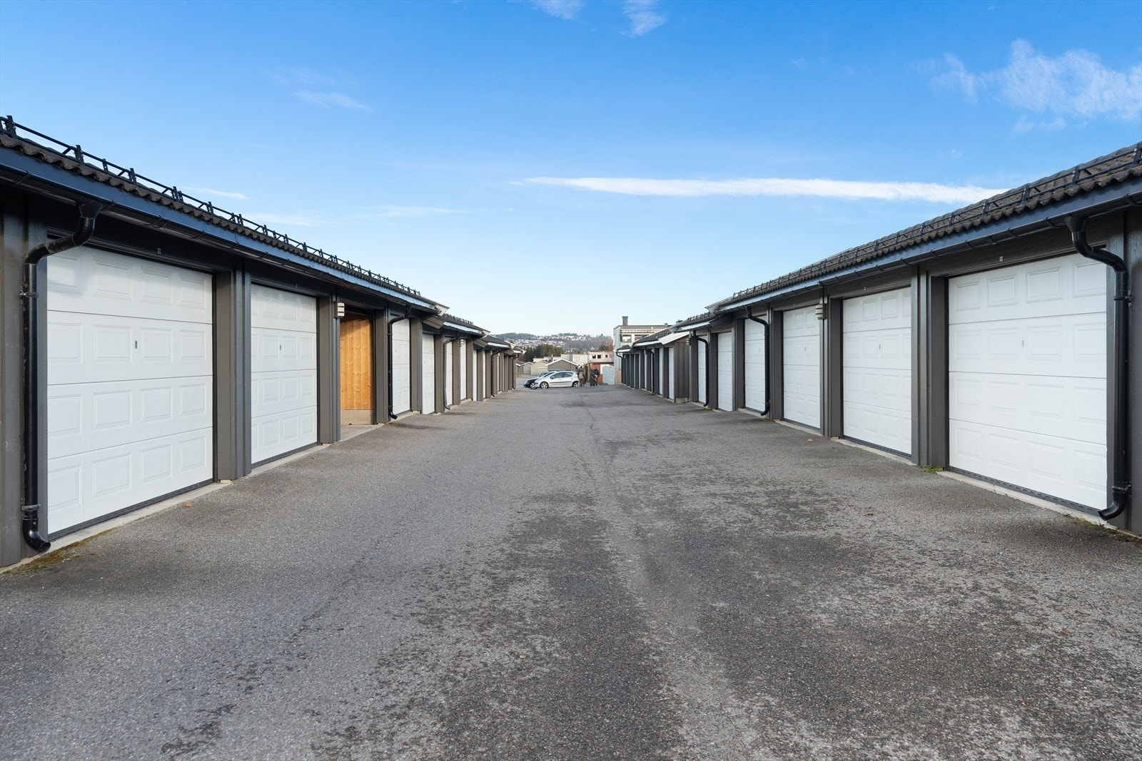 Rekkehuset disponerer en parkeringsplass i felles garasjerekke. Galleribilde