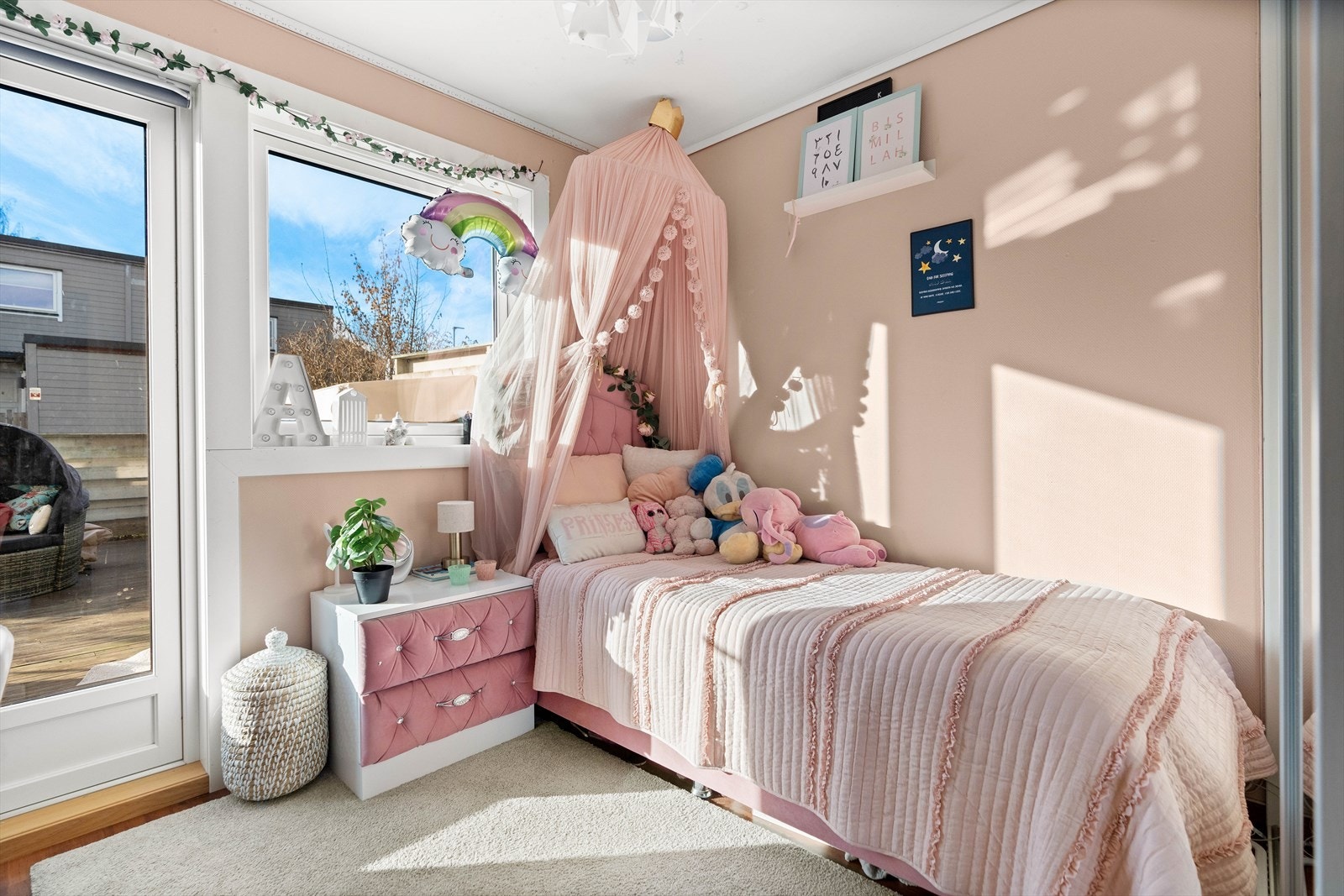 Sjarmerende soverom malt i en lys rosa farge, som skaper en varm og koselig atmosfære. Galleribilde