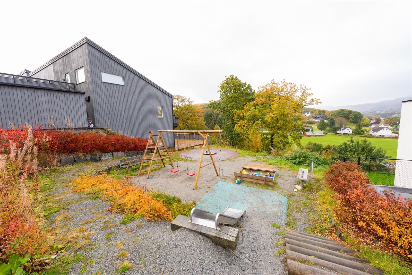 Barnevennlig nabolag med flere lekeplasser like ved. Galleribilde