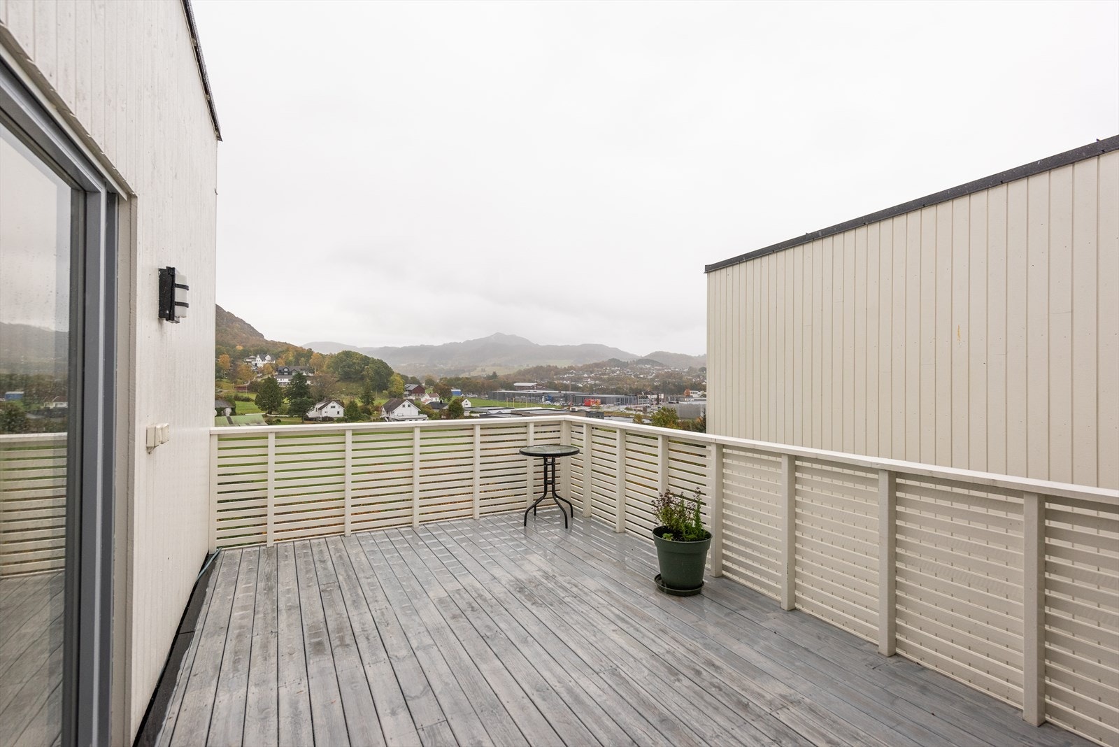 Skjermet balkong med gode solforhold og flott utsikt. Galleribilde
