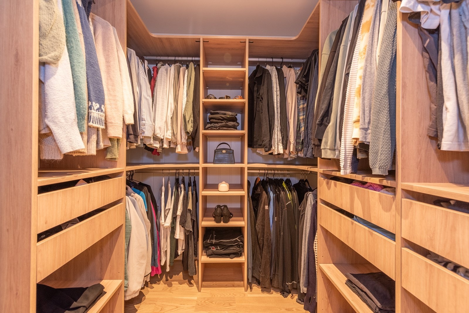 Garderoberom med god plass til oppheng av klær og sko. Galleribilde