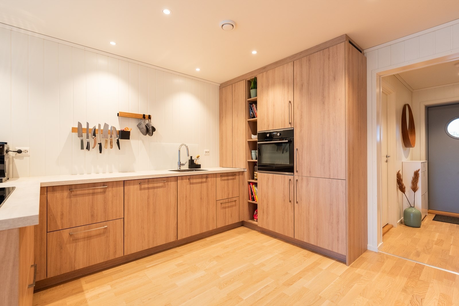 Hvitevarene er integrert i innredningen og inkluderer koketopp, stekeovn, oppvaskmaskin og kjøl/fryseskap. Galleribilde