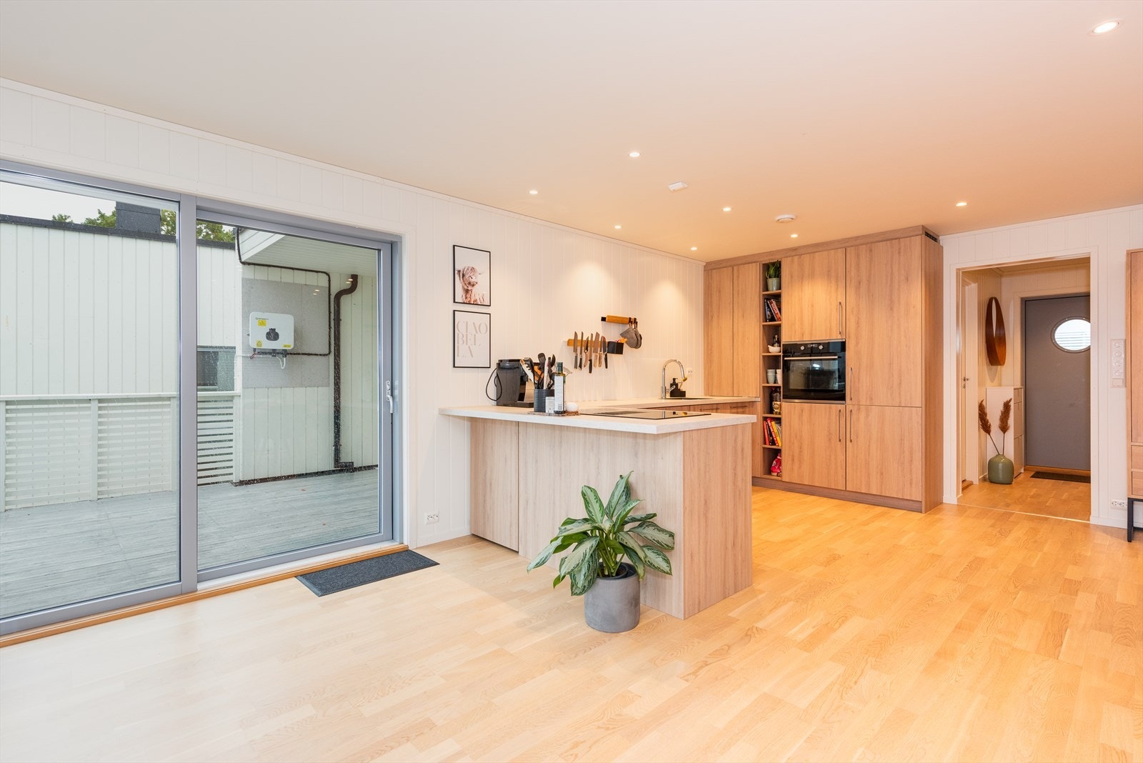 Fra stuen/kjøkken er det utgang til en lun og skjermet balkong på hele 20 m². Galleribilde