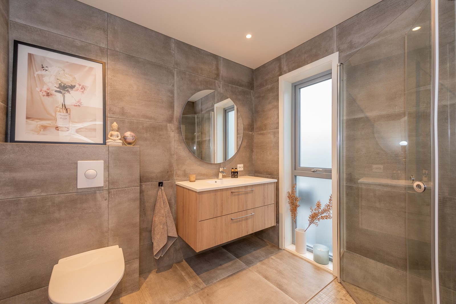 Badet i overtasjen er svært delikat, med flislagte overflater på gulv og på vegger. Galleribilde