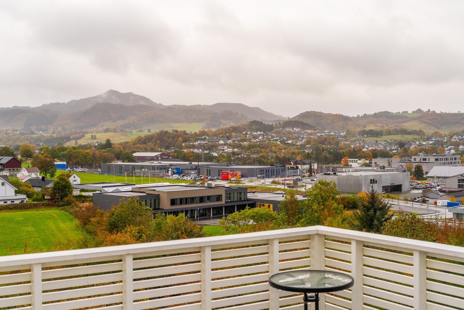 En strøken familiebolig over to plan med skjermet uteområde, flott utsikt og moderne kvaliteter på overflater og innredning. Galleribilde