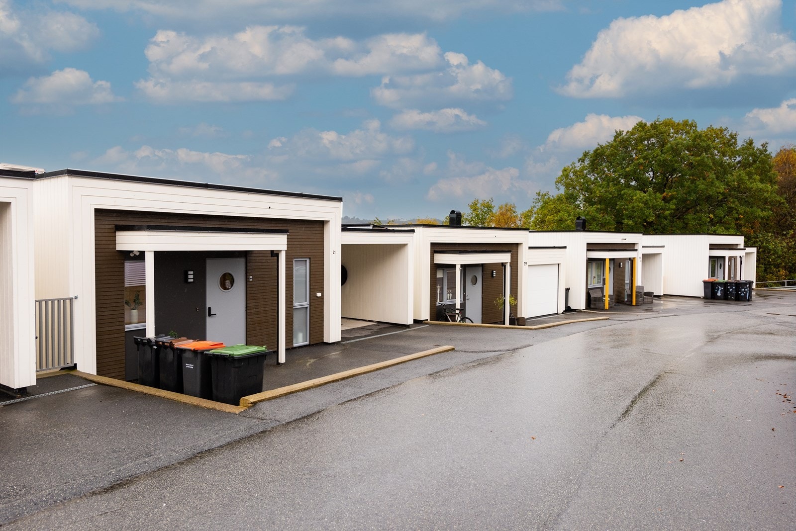 Boligen har asfaltert innkjørsel/gårdsrom og carport med elbil lader. Galleribilde