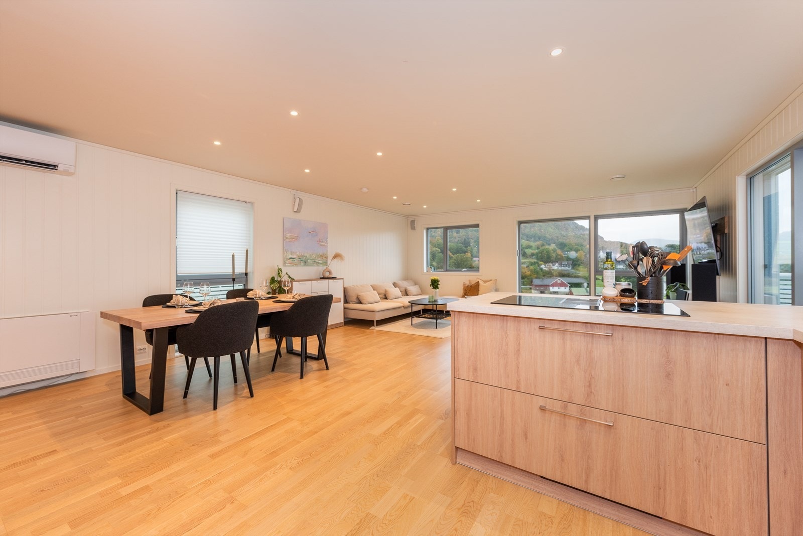 Det er åpen stue og kjøkken, og allrommet kan skilte med store vindusflater, et godt lysinnslipp og flott utsikt i flere retninger. Galleribilde