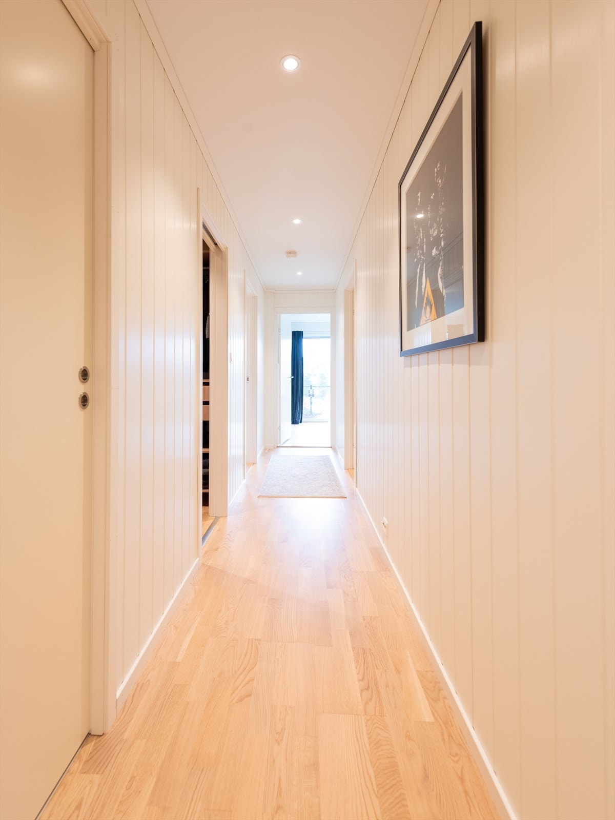 Gangen er utstyrt med en praktisk garderobeløsning som gir god oppbevaringsplass til yttertøy og sko. Galleribilde