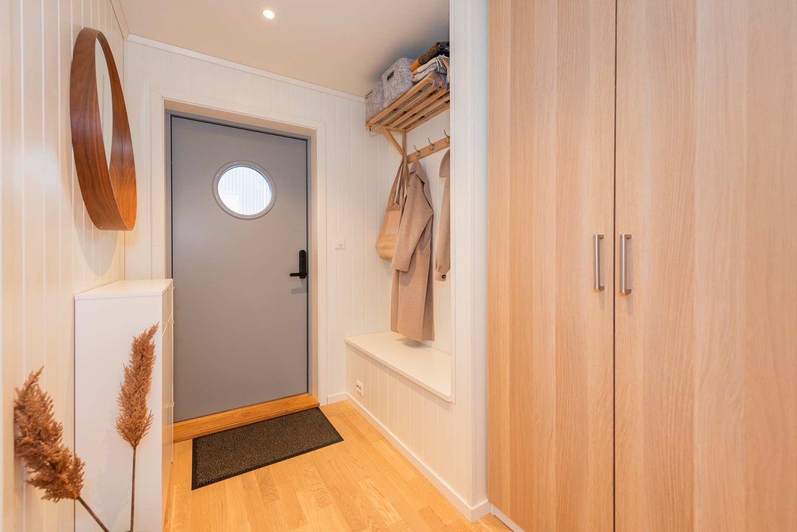Boligen har inngangsparti i 1. etasje som leder inn i en romslig entré/gang. Galleribilde