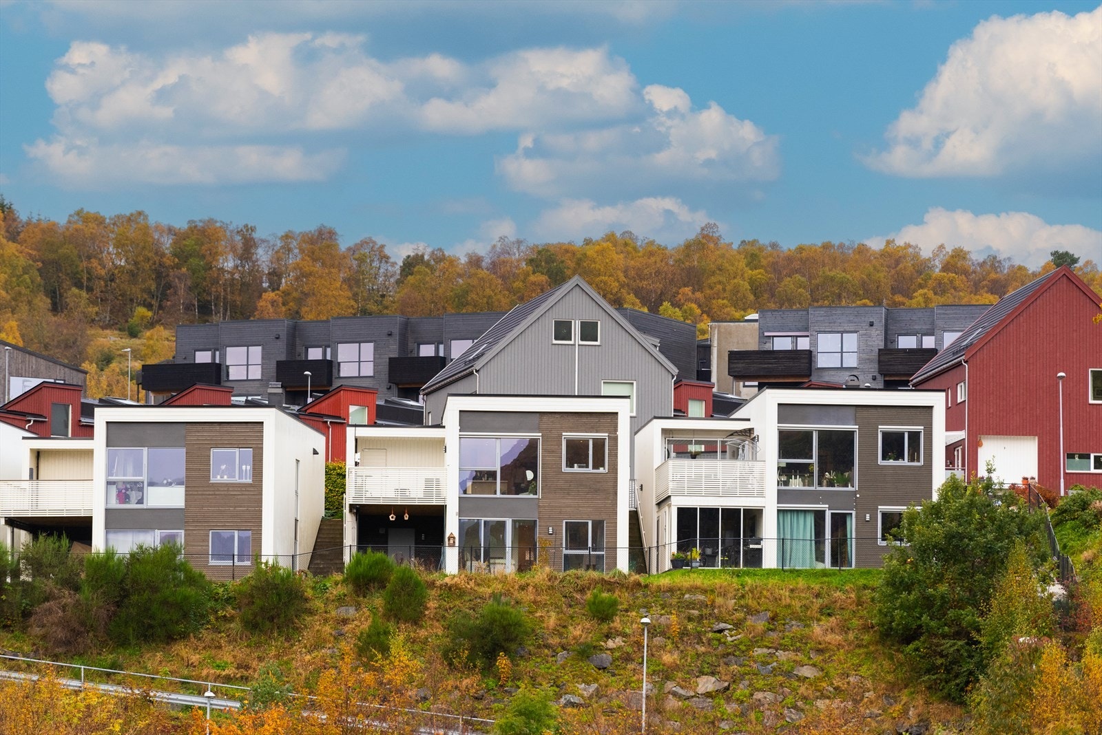 Gangavstand til flere skoler, barnehage, busstopp, dagligvare og flotte turområder. Galleribilde