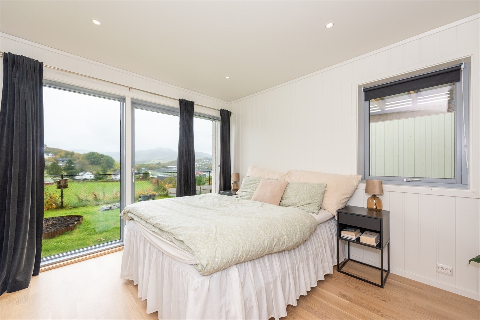 Hovedsoverom med god plass til seng og sidestilte nattbord. Galleribilde