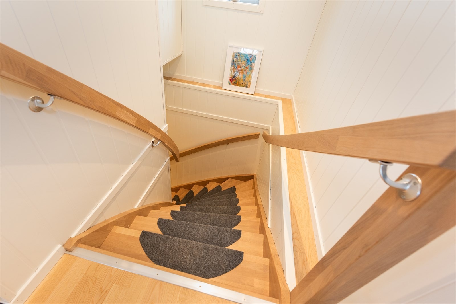 Trapp ned til underetasjen. Galleribilde