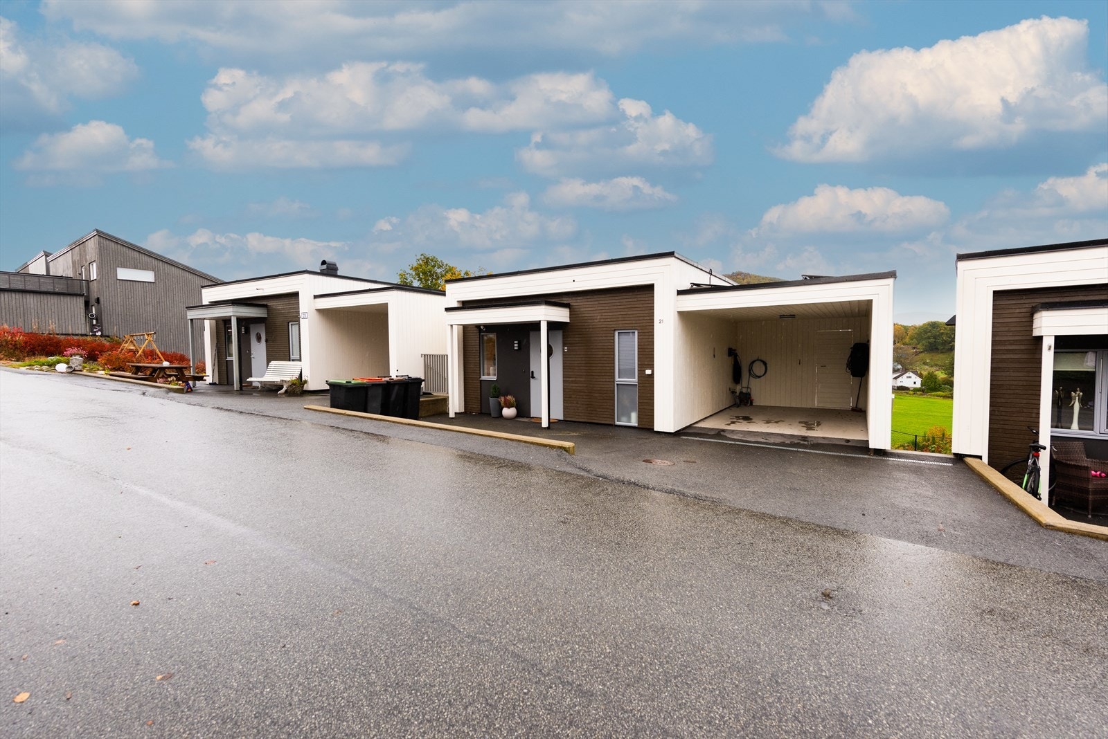 Boligen har en attraktiv beliggenhet i et barnevennlig og nyere boligområde uten gjennomgangstrafikk. Galleribilde