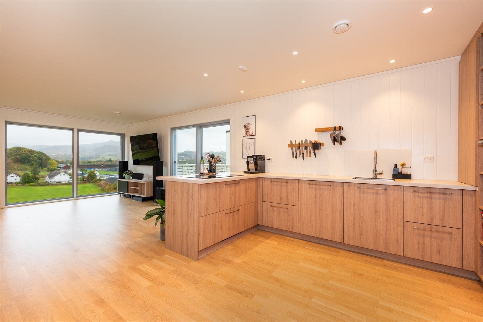 Kjøkkenet består av en stilren og lekker innredning fra Schmidt med slette fronter og laminat benkeplate. Galleribilde