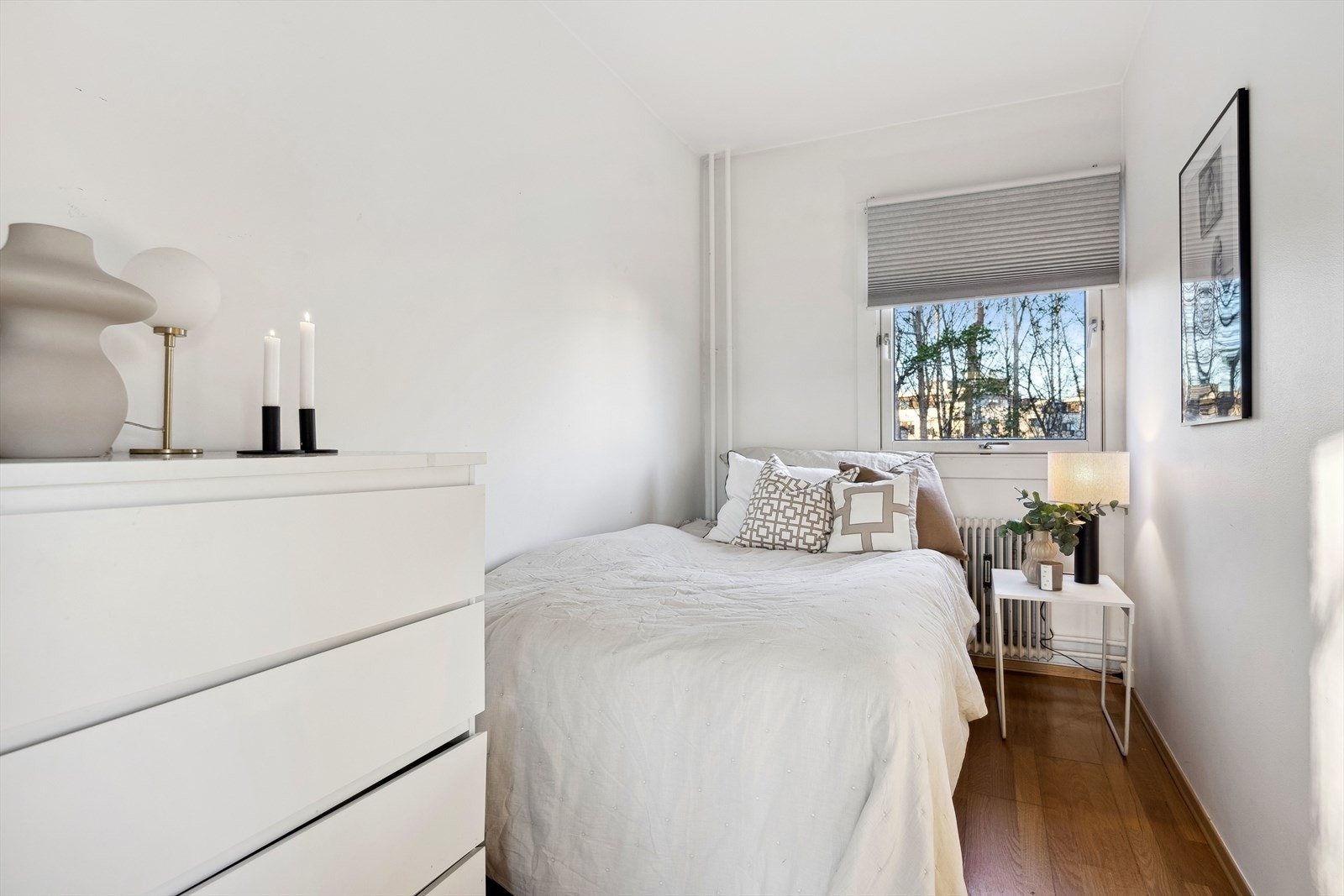 Soverom nr 2 og 3 er av relativt lik størrelse og utforming vegg i vegg med hverandre. Benyttes fint som barne/gjesterom eller kontor. Galleribilde