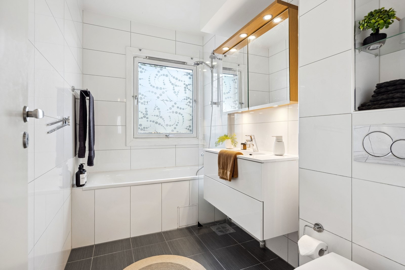 Varmekabler i gulvet og mekanisk avtrekk fra badet. Galleribilde