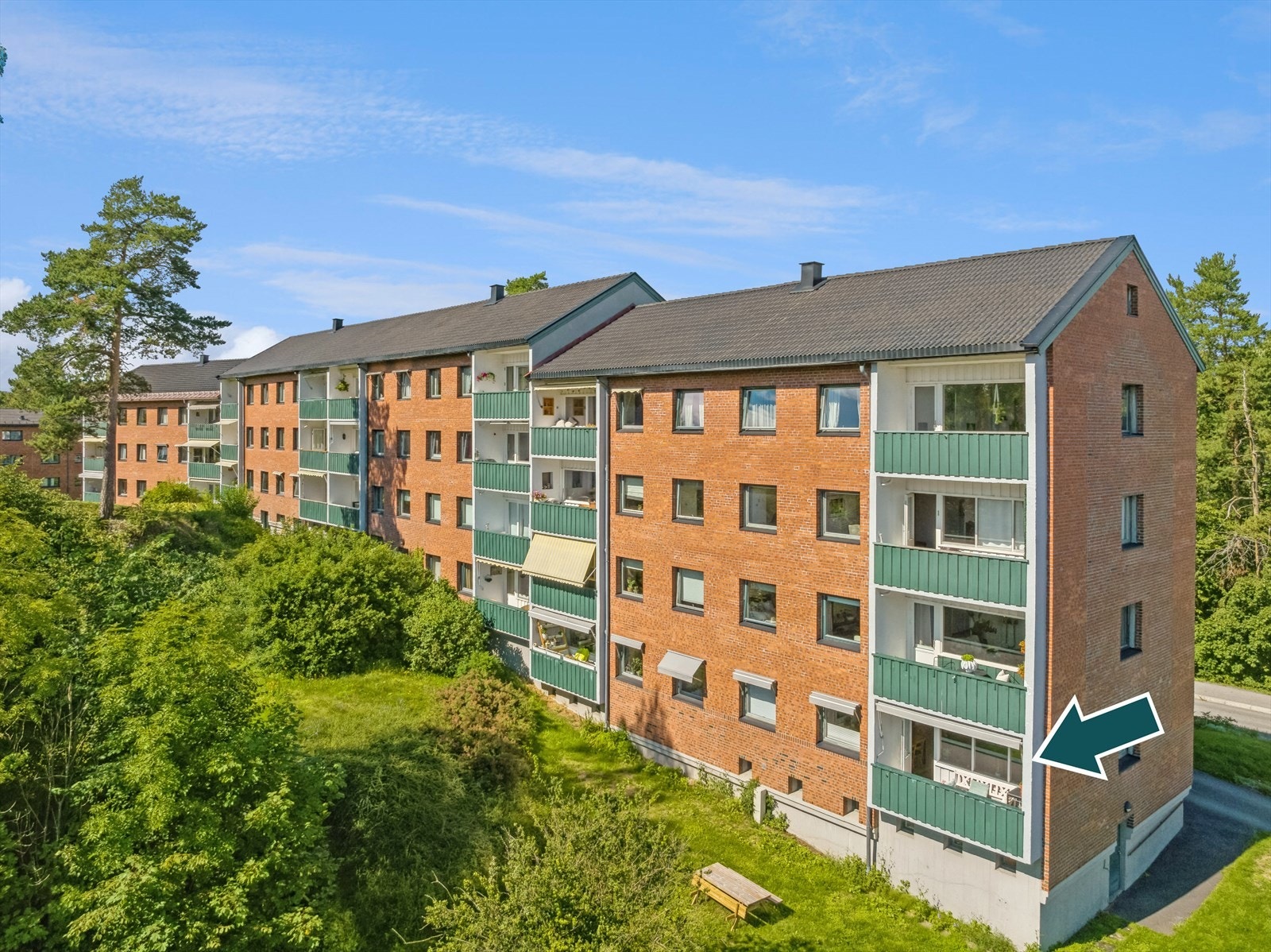 Takket være leilighetens interne beliggenhet i blokken, nyter leiligheten godt av flere vegger med store gode vindusflater som gir rikelig med dagslys inn i samtlige rom. Galleribilde