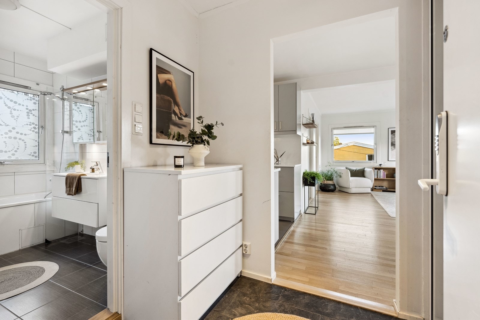 Velkommen inn i entréen! Inngangsdøren er utstyrt med elektronisk låssystem! Galleribilde