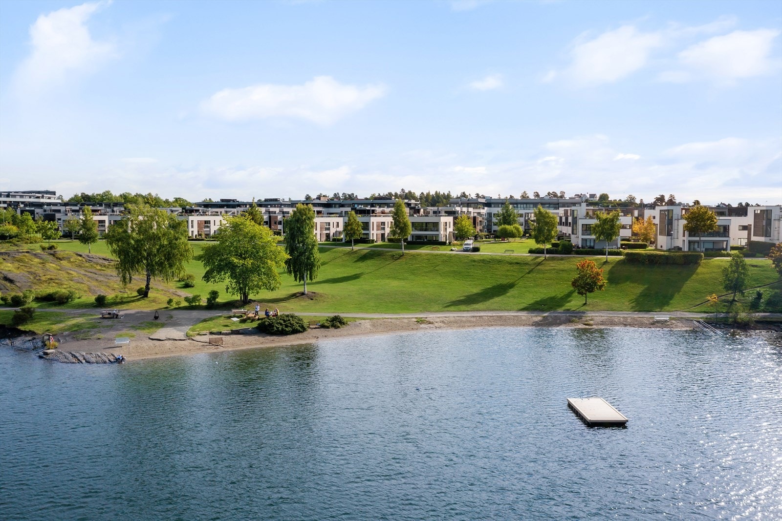 Stranden i Koksabukta byr på rolig badevann. Galleribilde