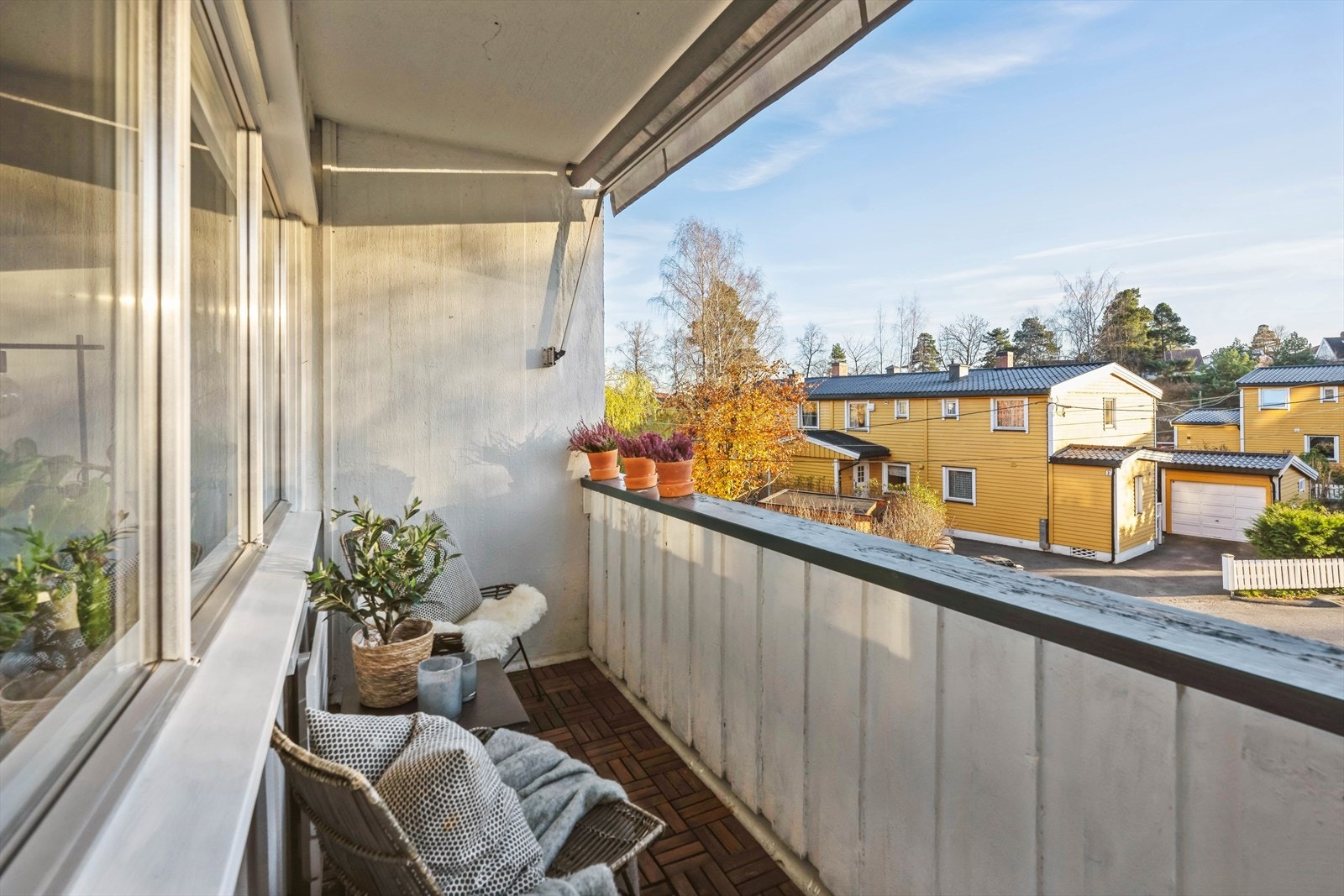 Balkongen ligger vendt rett mot syd, og byr på gode solforhold gjennom dagen. Balkongen oppleves luftig og med lite innsyn takket være høy 1.etasje. Galleribilde