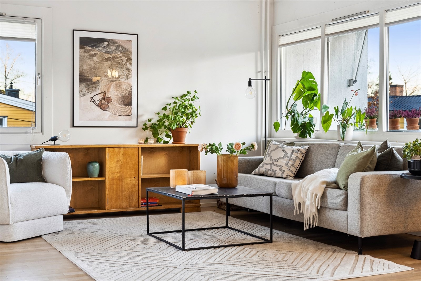 Gulvet er belagt med lys og fin eikeparkett. Nylig slipt og fornyet i 2021! Galleribilde