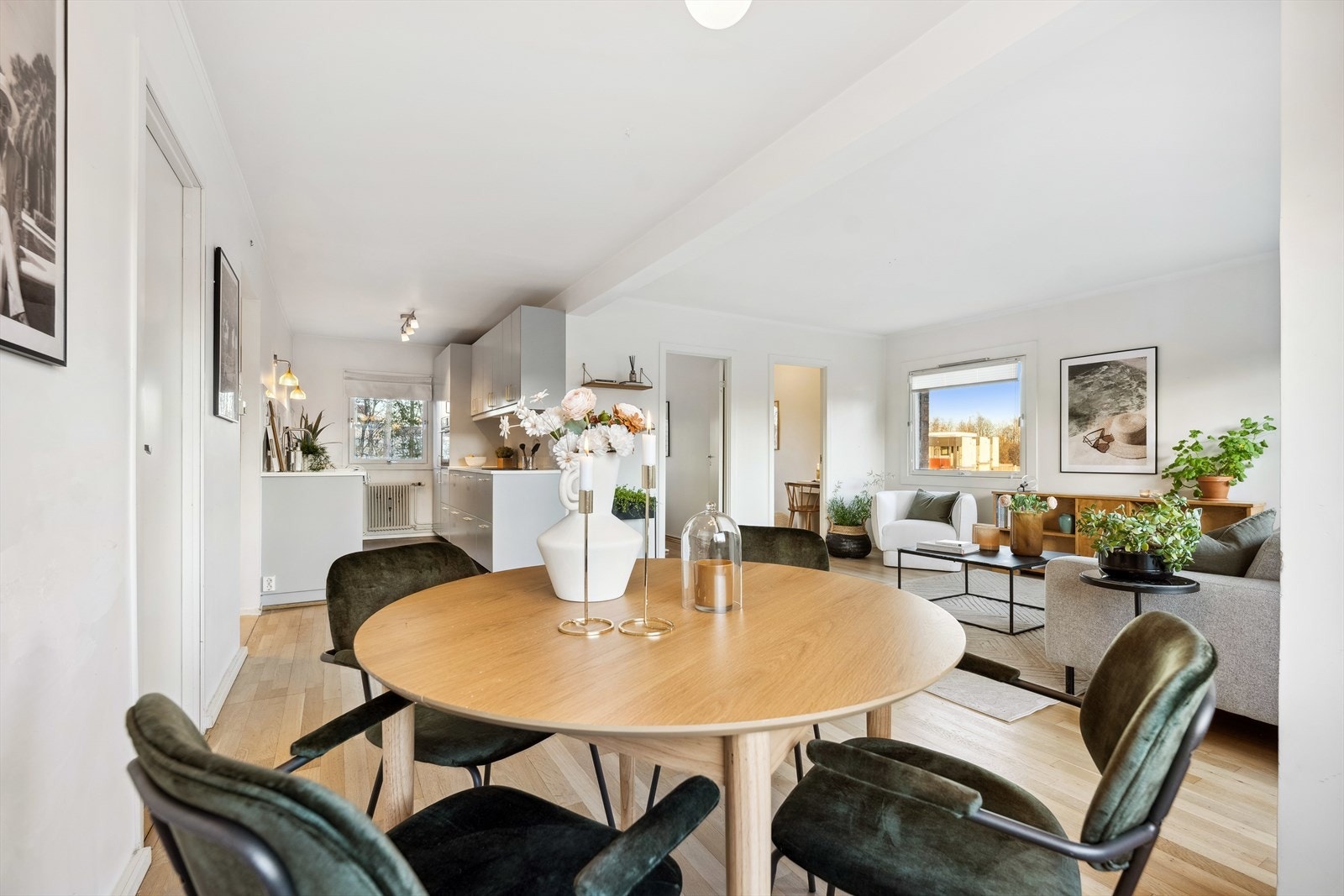 Sone for spisestue plassert fint i tilknytting kjøkkenet. God plass til større langbord ved store anledninger. Galleribilde