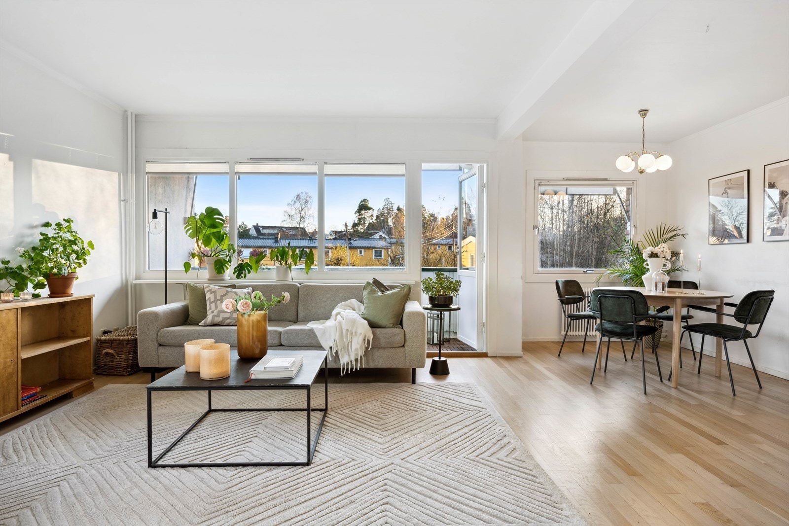 Stuen er av godt størrelse og legger godt opp til møblering i forskjellige soner. Egen sone for TV-stue og spisestue. Om sommerhalvåret forlenges stuen ut på balkongen. Galleribilde