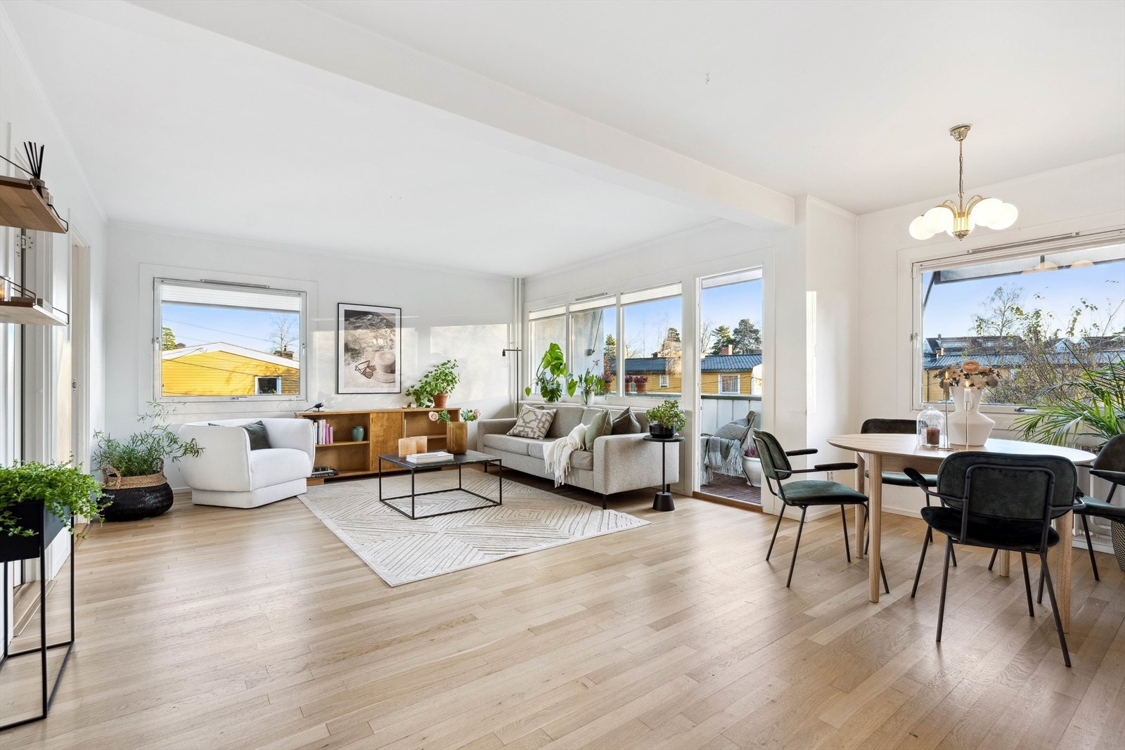 Ett allsidig allrom man vil trives i! Pent utsyn over nabolaget. Galleribilde