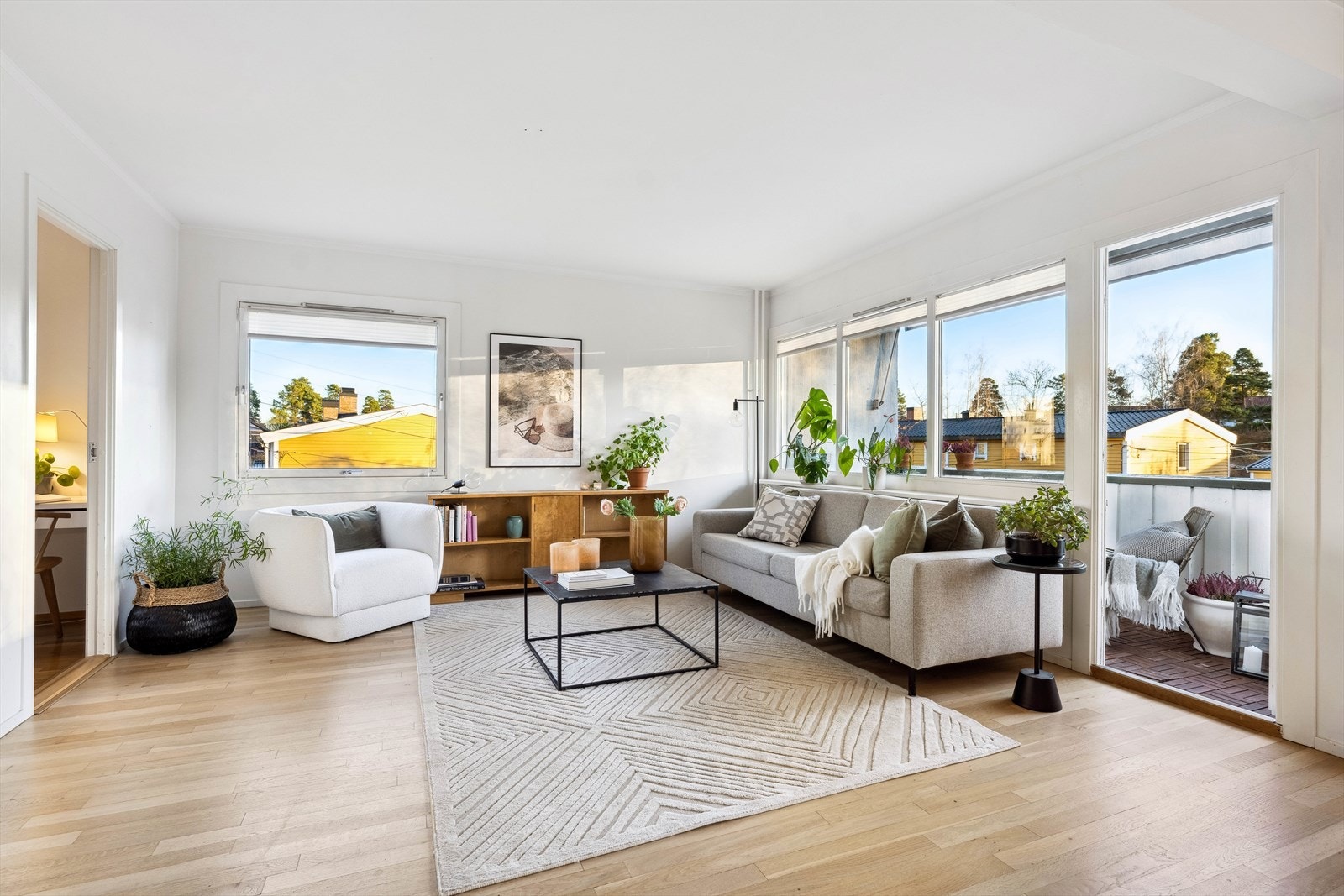 Bettina Due ved DNB Eiendom har gleden av å presentere Rolfstangveien 7D! Sjarmerende, tiltalende og gjennomgående 4-roms endeleilighet beliggende i et attraktivt område ved Rolfsbukta på Fornebu. Galleribilde