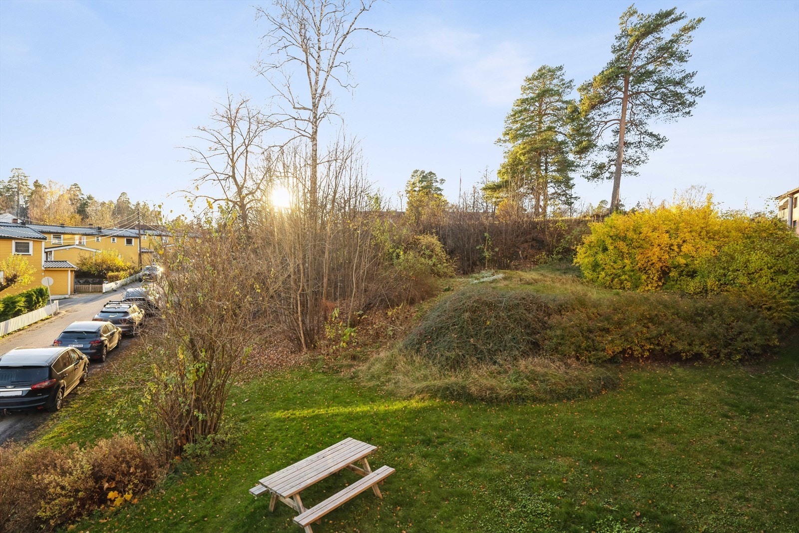 Utsikt fra balkongen mot sameiets grønne fellesarealer. Galleribilde