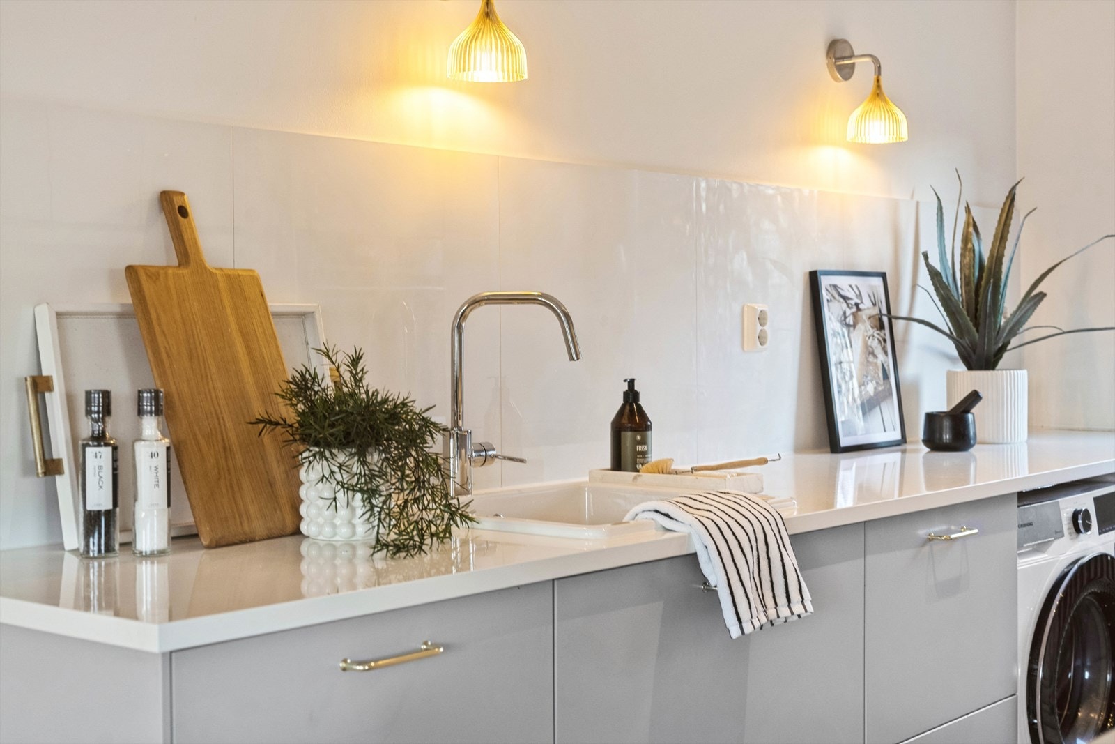 Kjøkkenet byr på rikelig med skap og benkeplass! Galleribilde