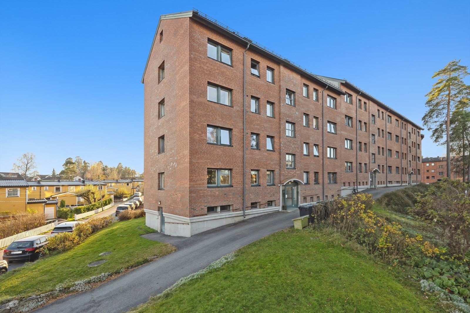 Sameiet har parkeringsplasser med og uten lademulighet som kan leies av beboerne. Galleribilde