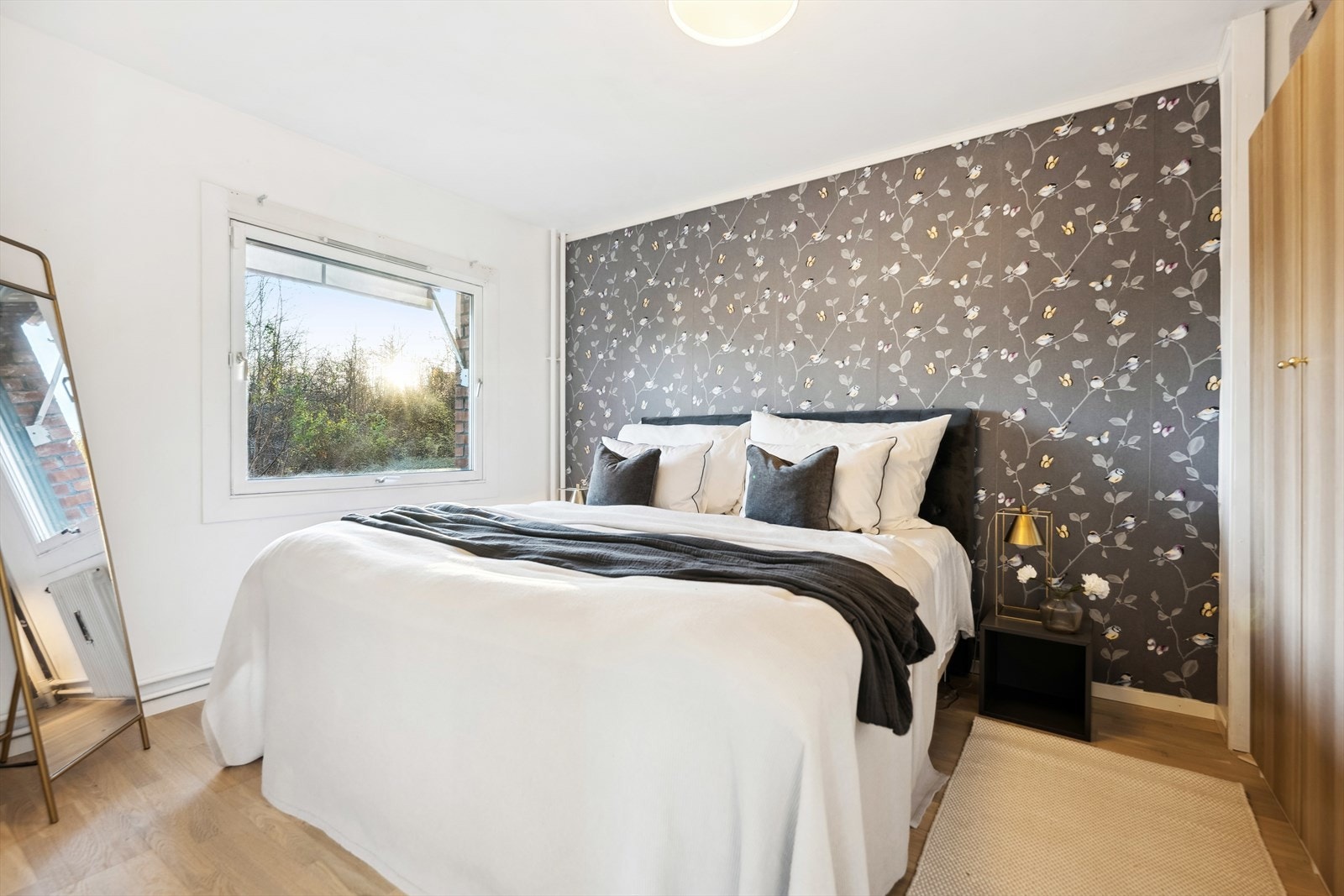 Delikat hovedsoverom med god plass til bred seng med tilhørende nattbord på hver side. Galleribilde