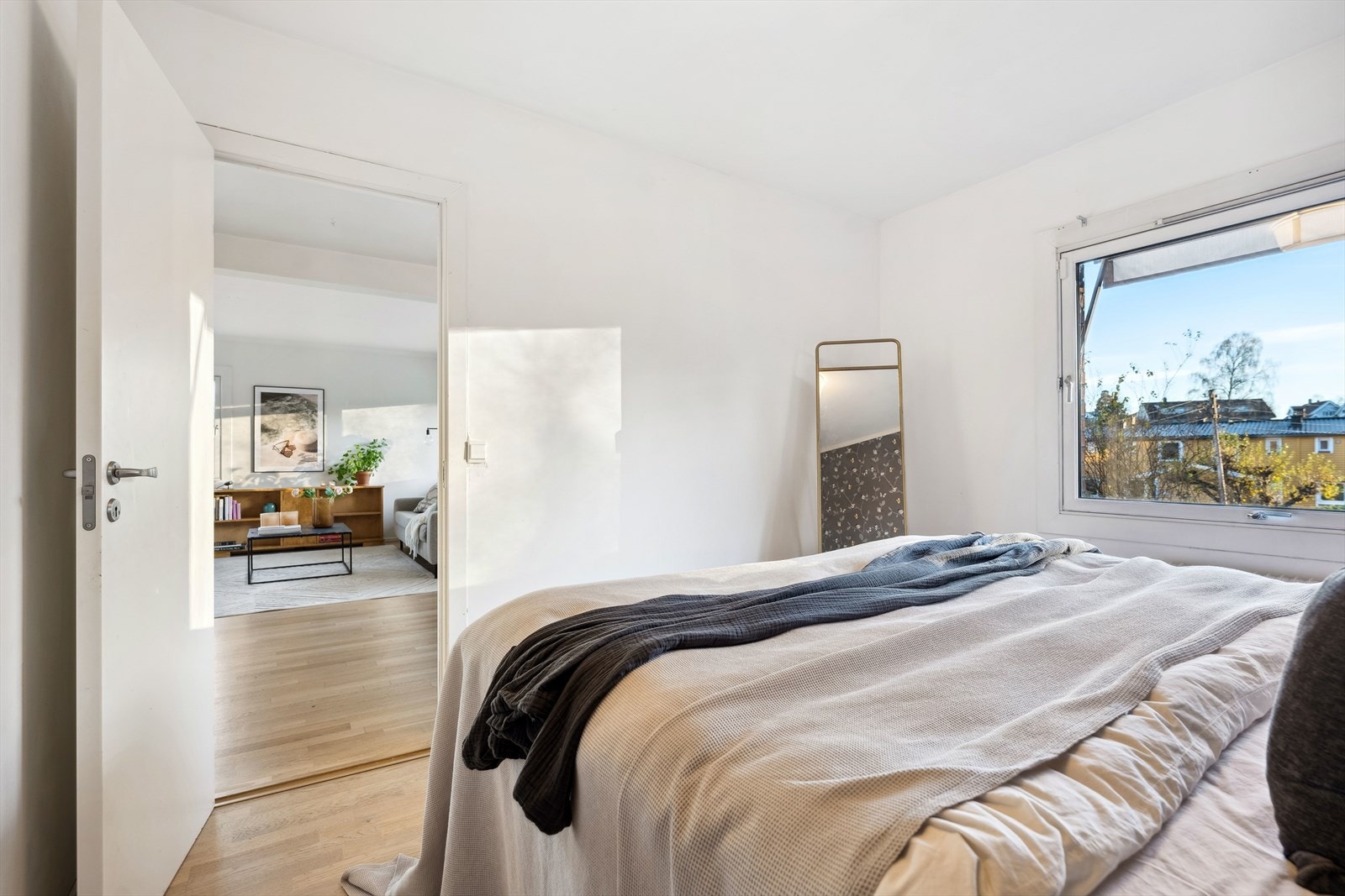 Hovedsoverommet har vindu som vender ut mot sameiets rolige fellesarealer. Dette soverommet har også fått ny lys eikeparket i 2021. Galleribilde