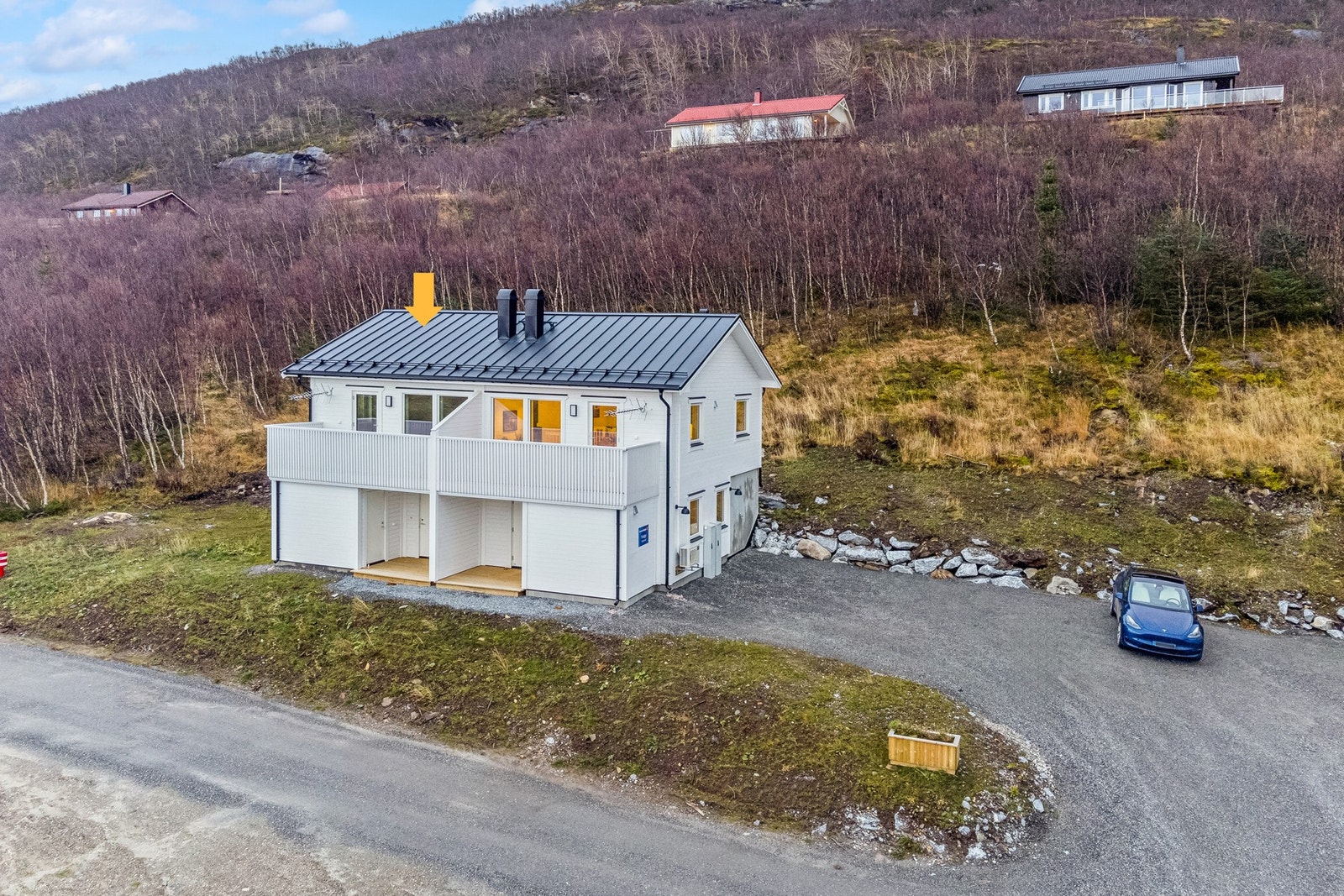 Nyoppført og moderne halvpart av tomannsbolig oppført i 2024 som går over 2 plan. Parkering på sameiets fellestomt. Galleribilde