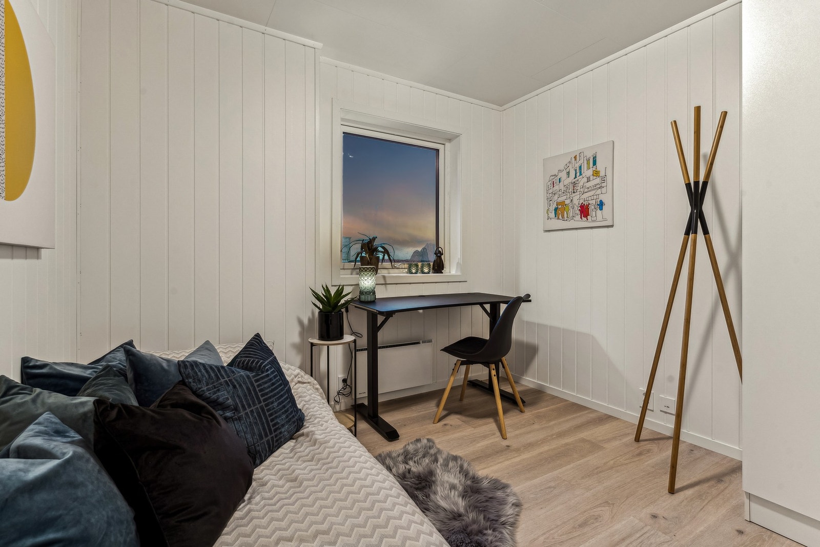Også dette rommet har god plass til seng og øvrig ønsket møblement. (Foto tatt i tilsvarende og speilvendt nabobolig nr. 130, avvik forekommer). Galleribilde