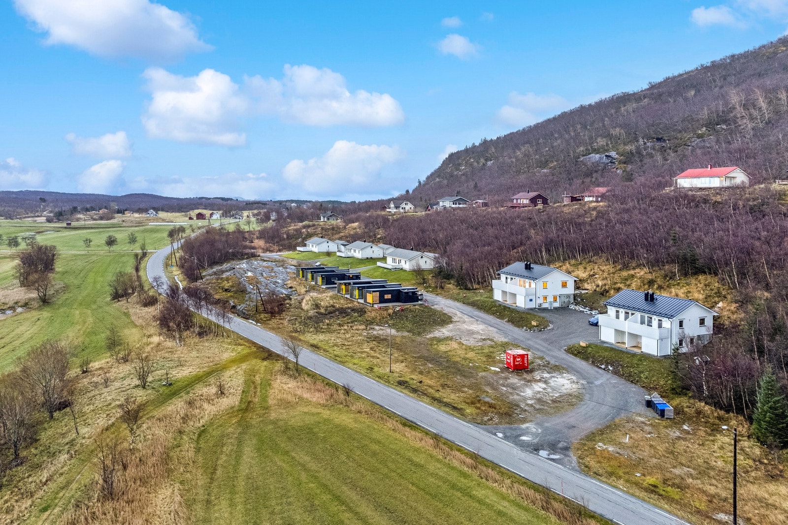 Landlig og flott beliggenhet på Våg, med kort vei til Våg havn, nærbutikk, skole og barnehage, turterreng m.m. Galleribilde
