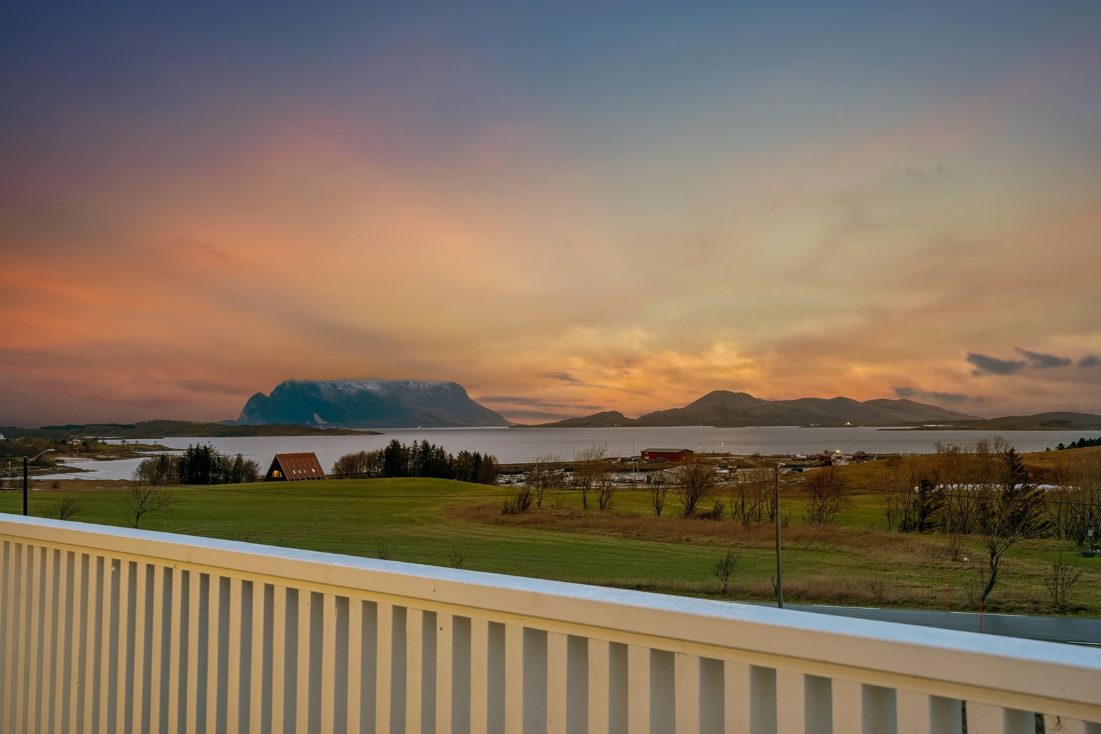 Sandhornøy byr på naturskjønne og magiske omgivelser. (Foto tatt i tilsvarende og speilvendt nabobolig nr. 130, avvik forekommer). Galleribilde