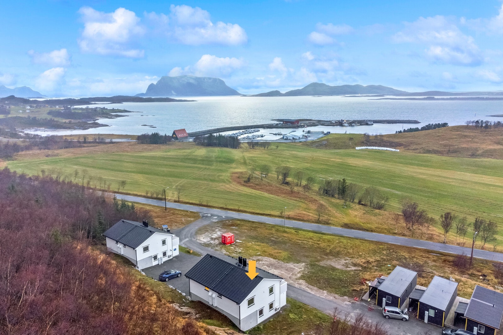 Her bor man i vakre omgivelser med nærhet til både hav og fjell. Galleribilde