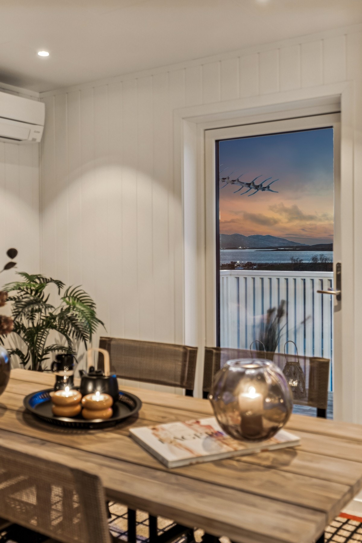 Utsikt fra spisebordet. (Foto tatt i tilsvarende og speilvendt nabobolig nr. 130, avvik forekommer). Galleribilde