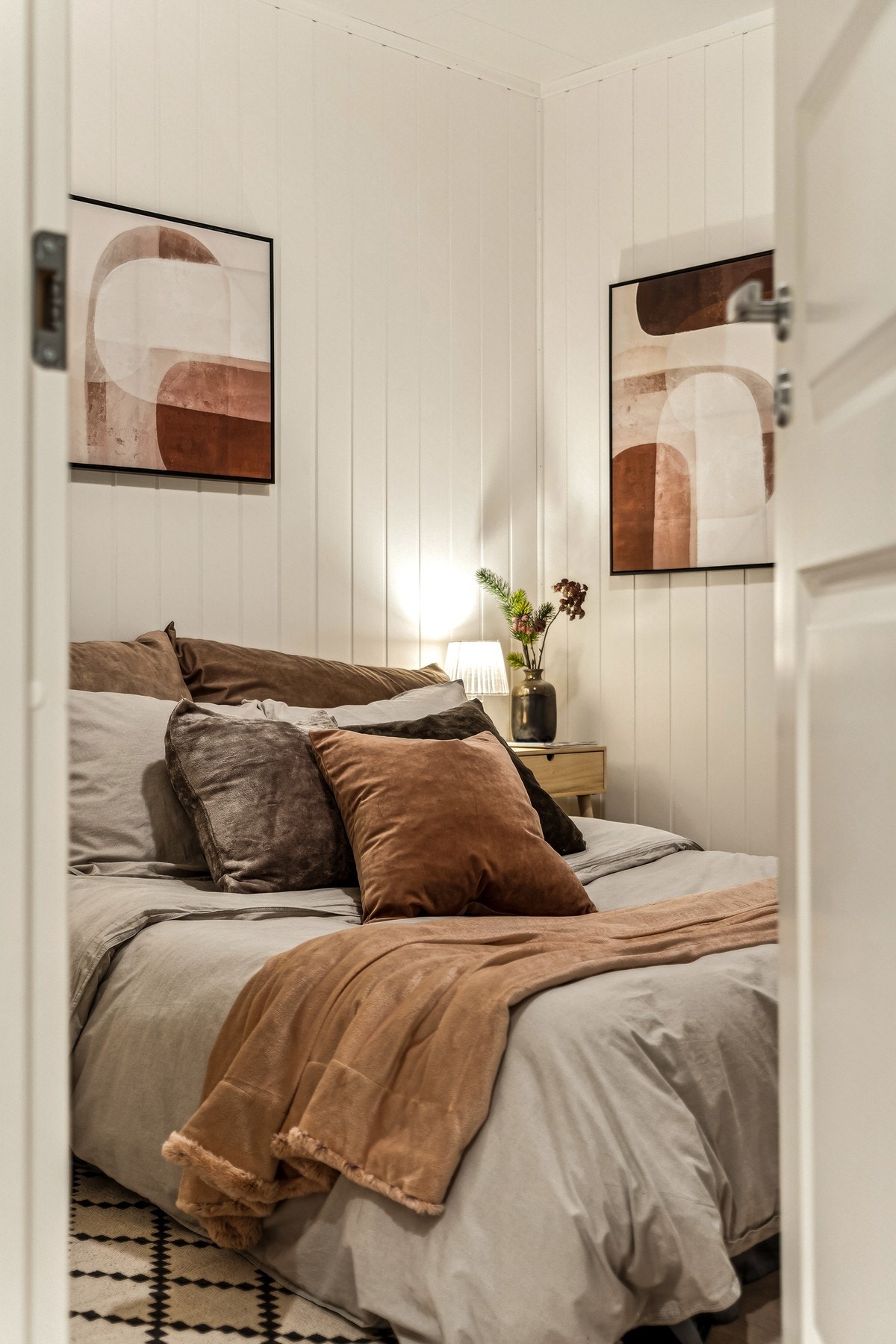 Adkomst fra stuen til ett av boligens 3 soverom. (Foto tatt i tilsvarende og speilvendt nabobolig nr. 130, avvik forekommer). Galleribilde