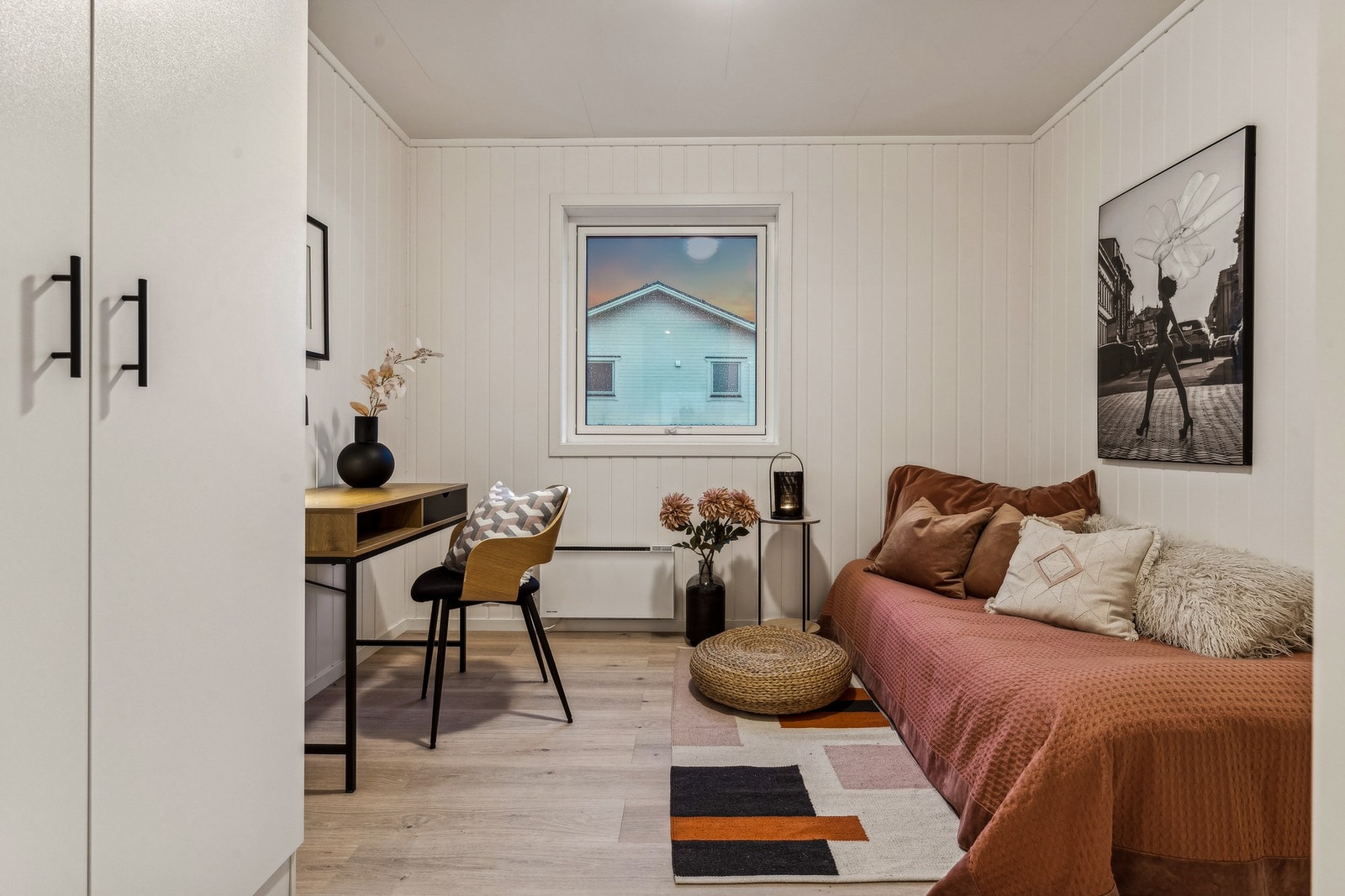 Soverom nr. 1 i første etasje med panelovn og garderobeskap. (Foto tatt i tilsvarende og speilvendt nabobolig nr. 130, avvik forekommer). Galleribilde