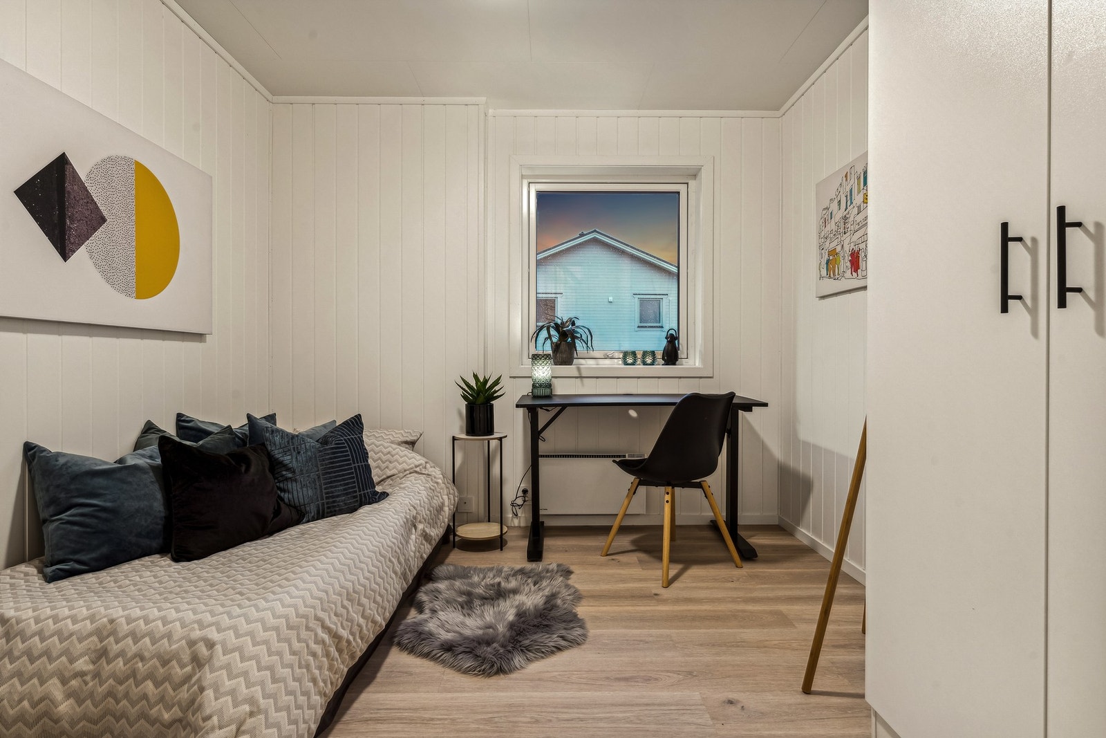 Soverom nr. 2 i første etasje har også garderobeskap og panelovn. Lyst gulv og panel på vegger. (Foto tatt i tilsvarende og speilvendt nabobolig nr. 130, avvik forekommer). Galleribilde